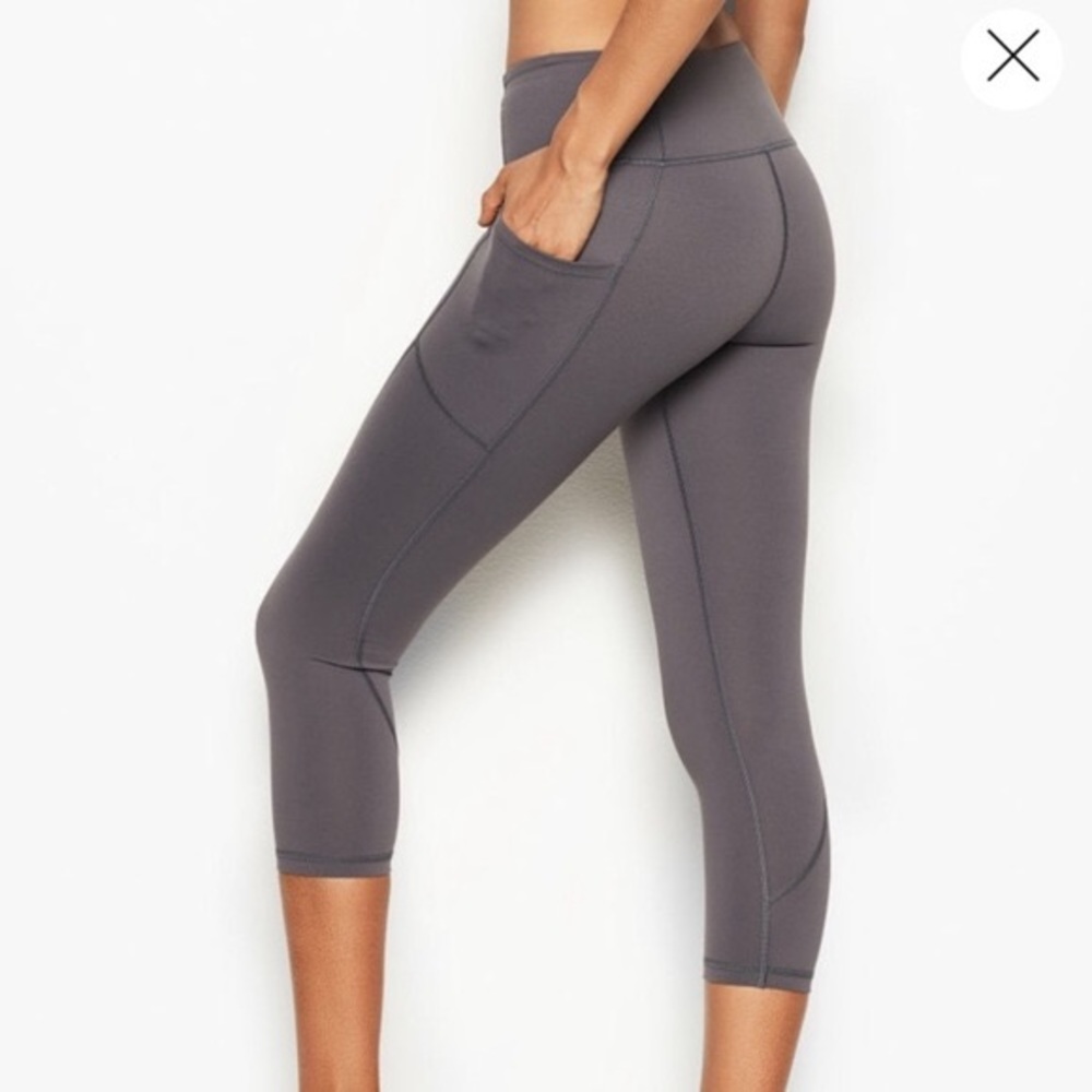 High Rise Total Knockout Pocket Capri Leggings